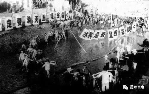 毛主席接群众来信，指挥消灭血吸虫病，上亿人脱离病痛。