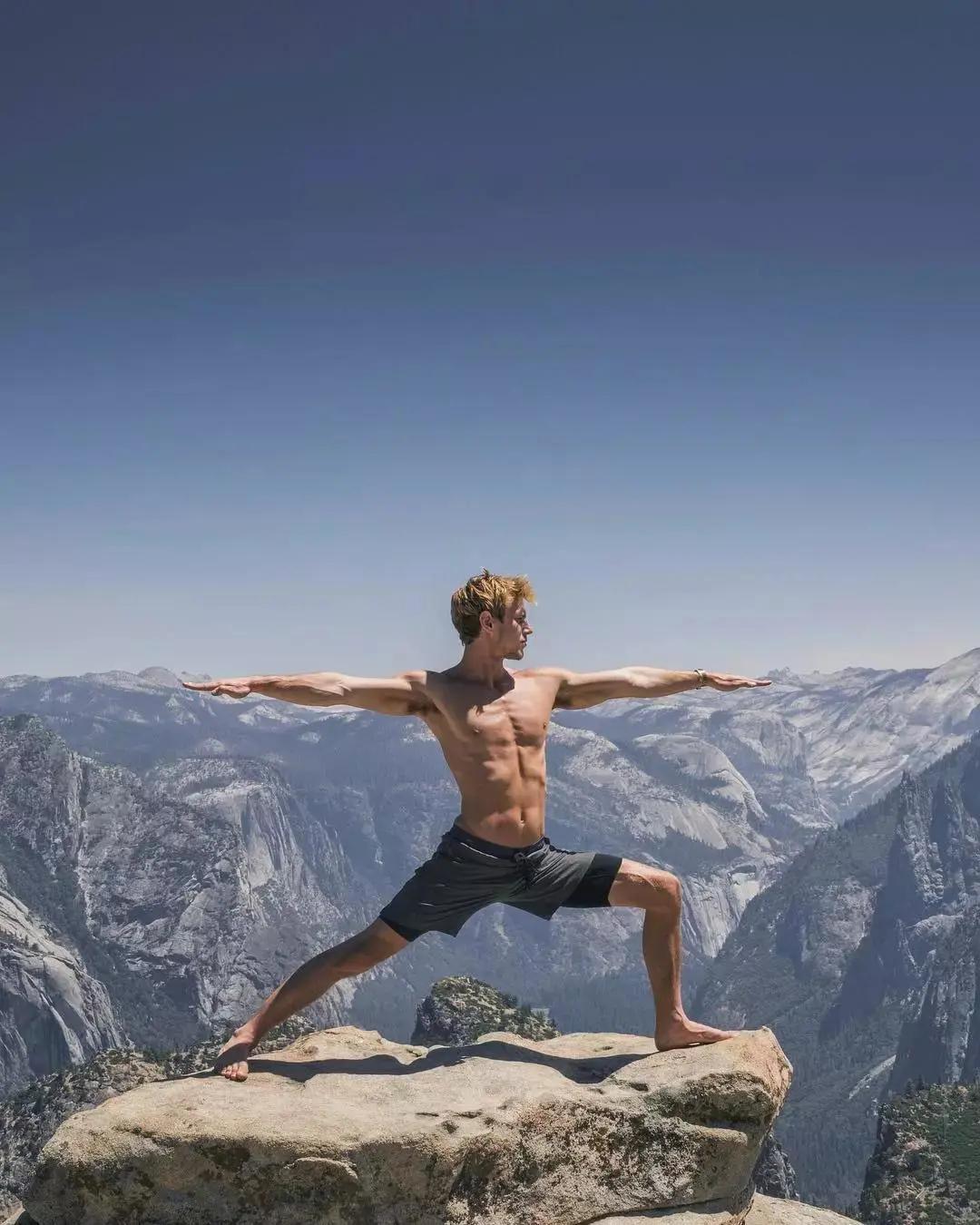 看完这些人,你再也不会觉得男人练瑜伽“娘”了