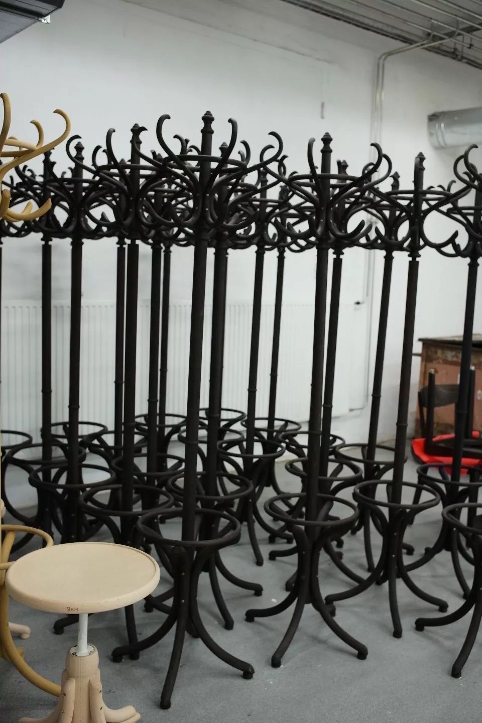 探访TON工厂看经典椅子背后的故事|疯狂24h我们去捷克干了啥?