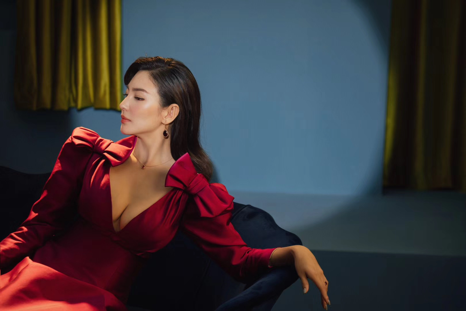 张雨绮惊艳黑色裙,张雨绮马甲裙穿搭