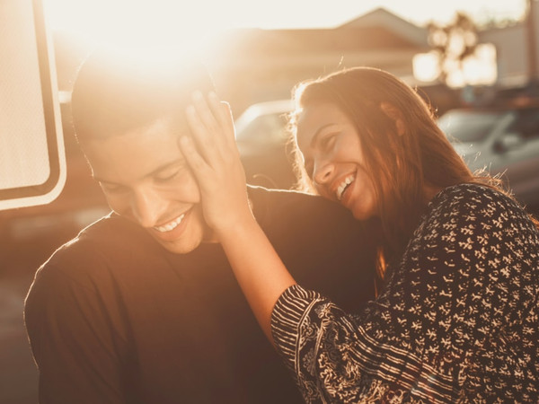 教女生一个恋爱小技巧,怎样在恋爱中保持长久的吸引力