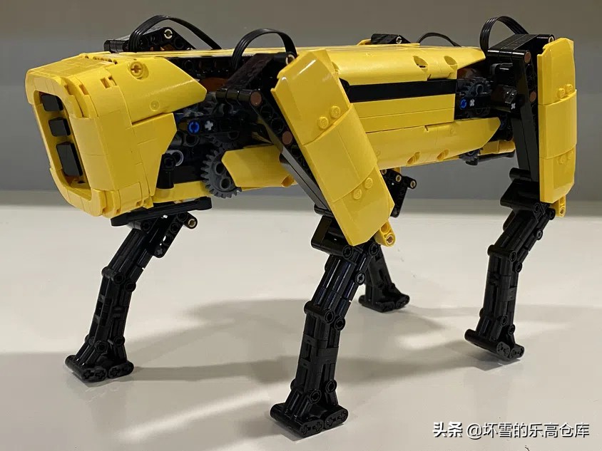 用乐高搭建机器狗，这种冷门题材是不是你的菜？