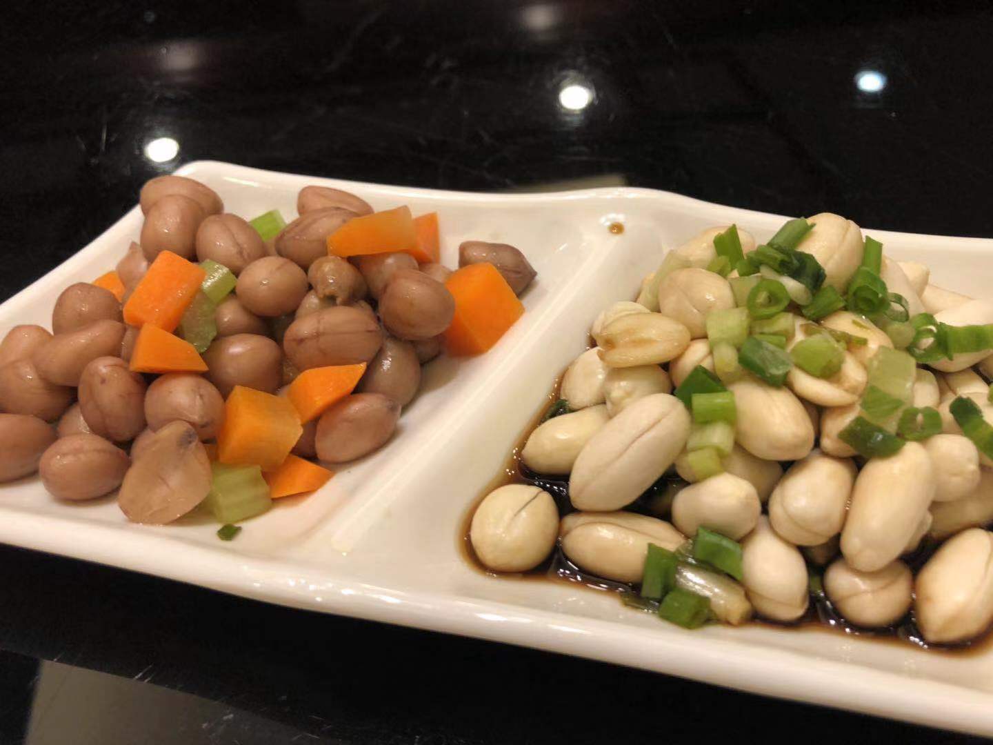 郑州石磨烩面喧嚣热闹,深夜开车路过吃一碗,这几道硬菜过目不忘