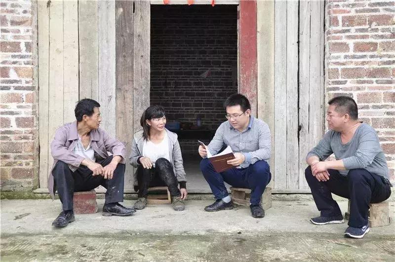 舍小家为大家坚守一线的村书记,舍小家为大家我们是群众的守护者