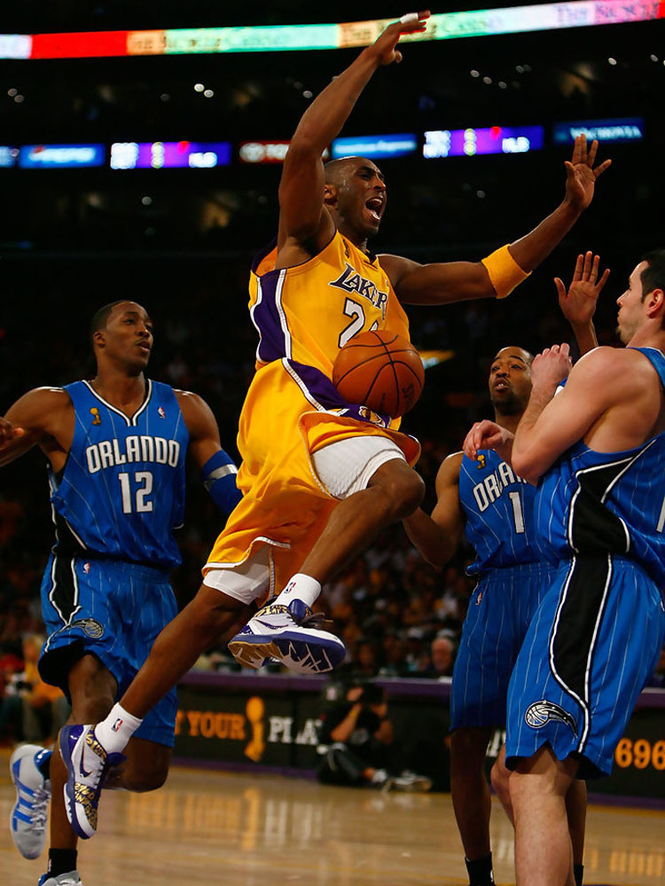 科比zk4季后赛上脚的照片,科比zk4紫金真假对比