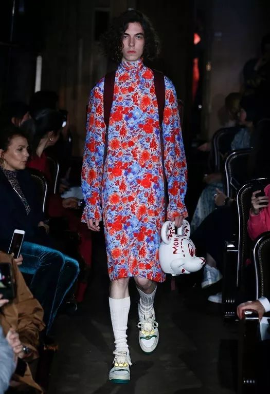 装嫩式穿搭方式,依然减龄穿搭