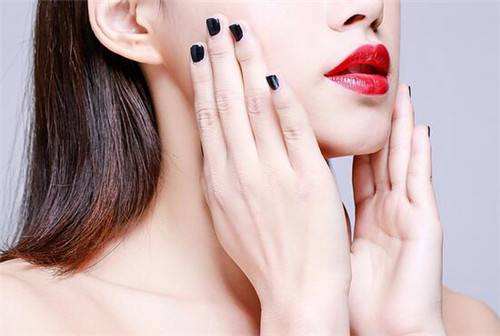 化妆卡粉浮粉不服帖怎么办,为什么妆容不服帖老是浮粉