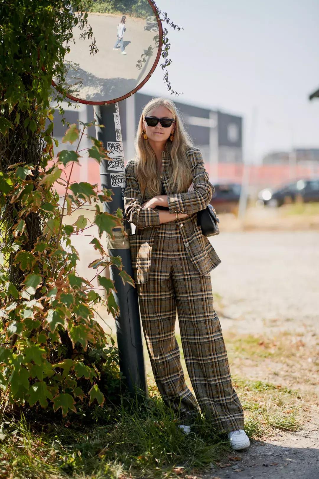 穿上西装我就必须彬彬有礼,像大人一样穿上一身帅气西装