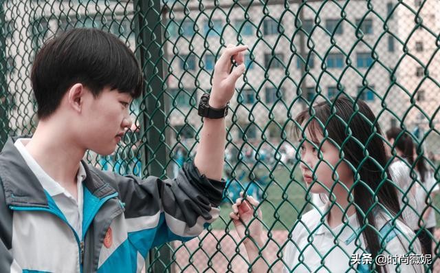 00后女孩“性感”自拍,妈妈发现后怒骂孩子不知羞,网友:太早熟