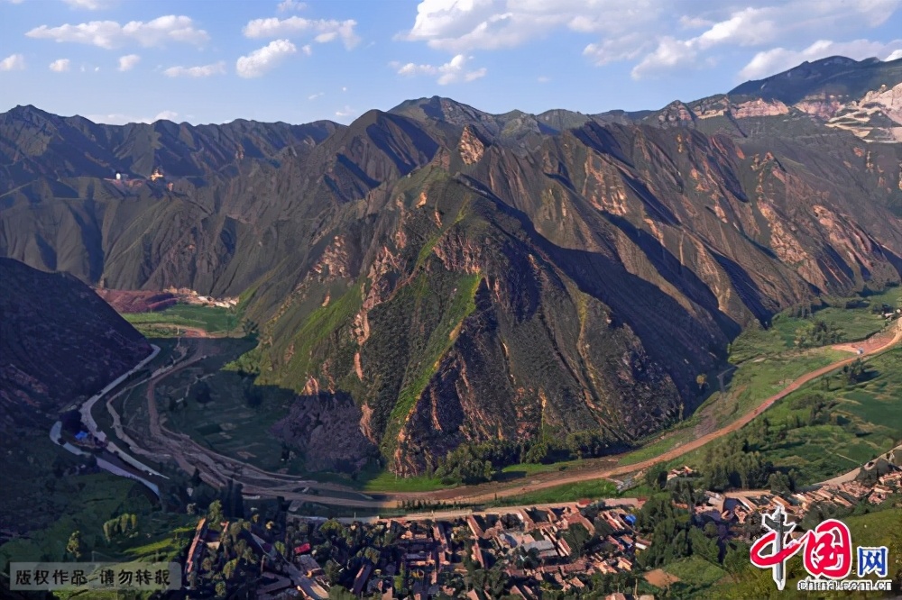 万里黄沙，波涛如怒，谁建起这条横贯中国的壮阔公路？