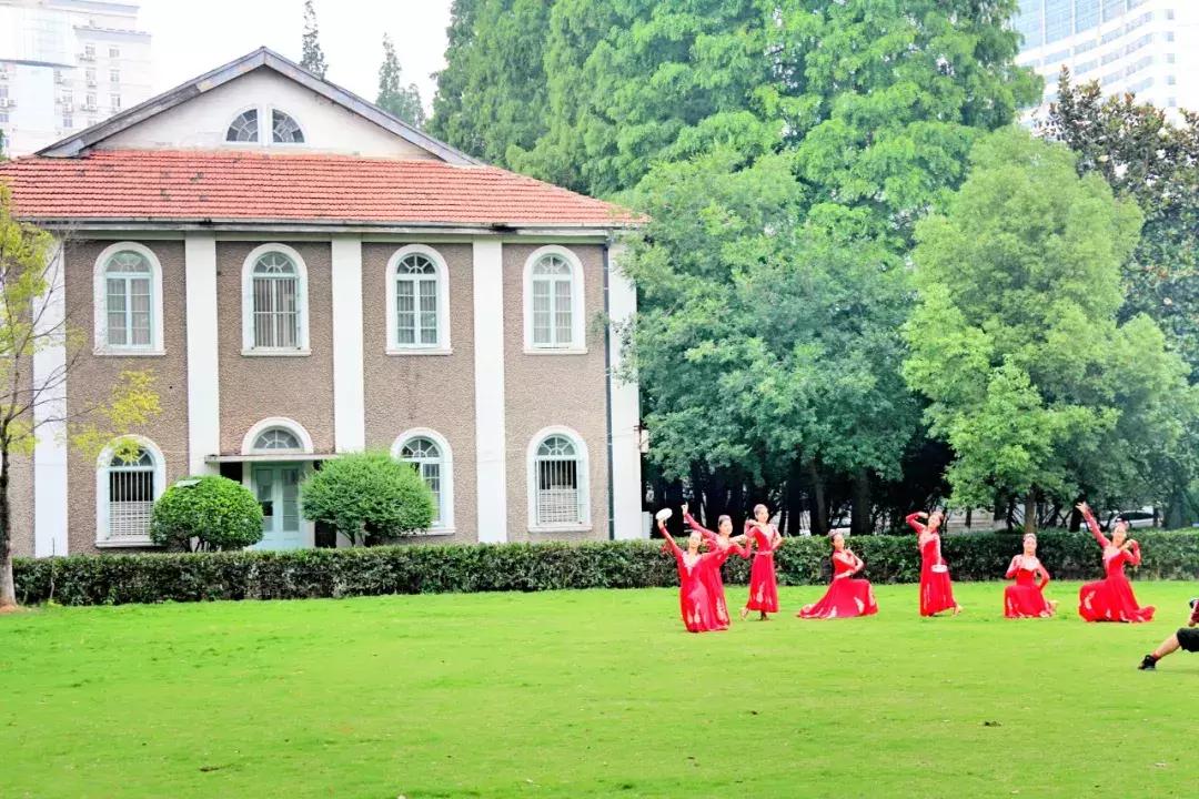 武昌这所低调的大学坐拥一线江景,教学楼窗外就是黄鹤楼