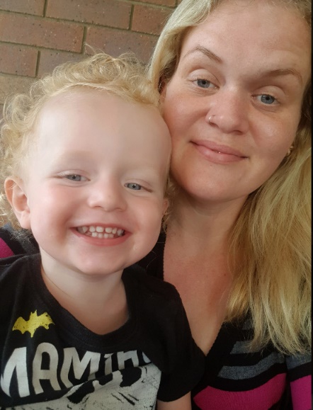 澳洲2岁熊孩子趁妈妈不注意，拿着屁屁霜就往1.6万的电视机上抹