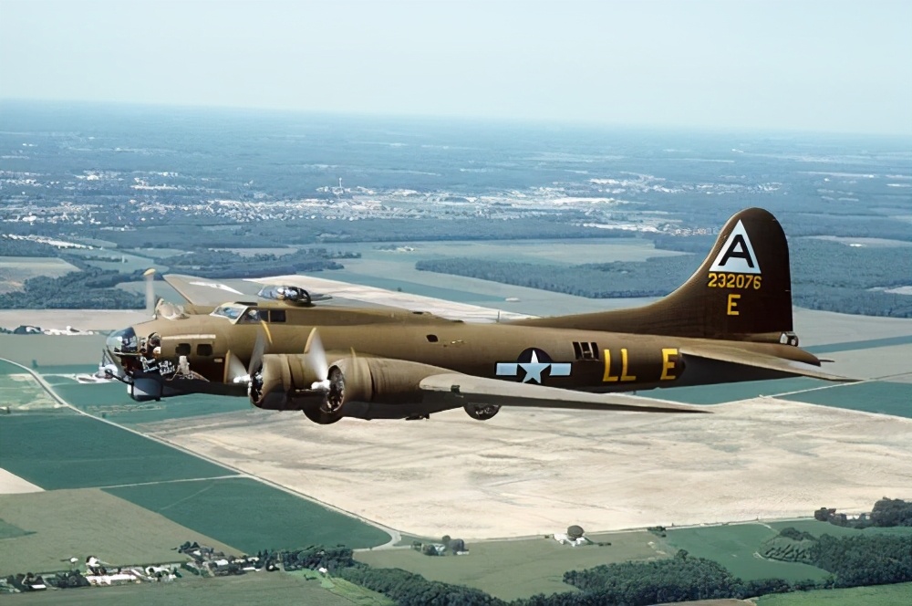 b-17撞机坠毁,b17机腹炮塔工作原理