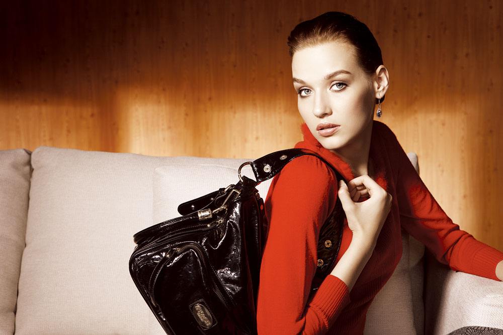 包包和衣服风格总是磁场互斥?学会这四种方式,出门再也不愁