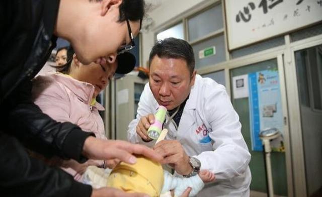 小孩耳机吞进肚子里有事吗,男孩吞下耳机自行排出