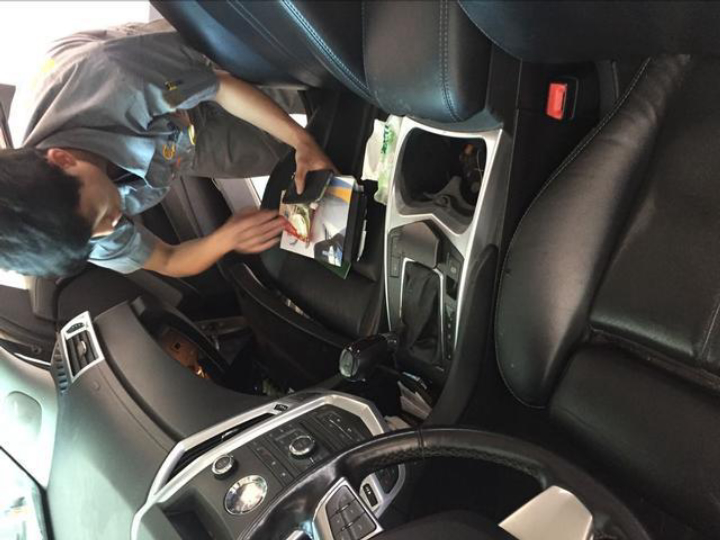 车内灰尘用吸尘器还是用湿布擦,车窗外面的灰尘可以用湿毛巾擦么