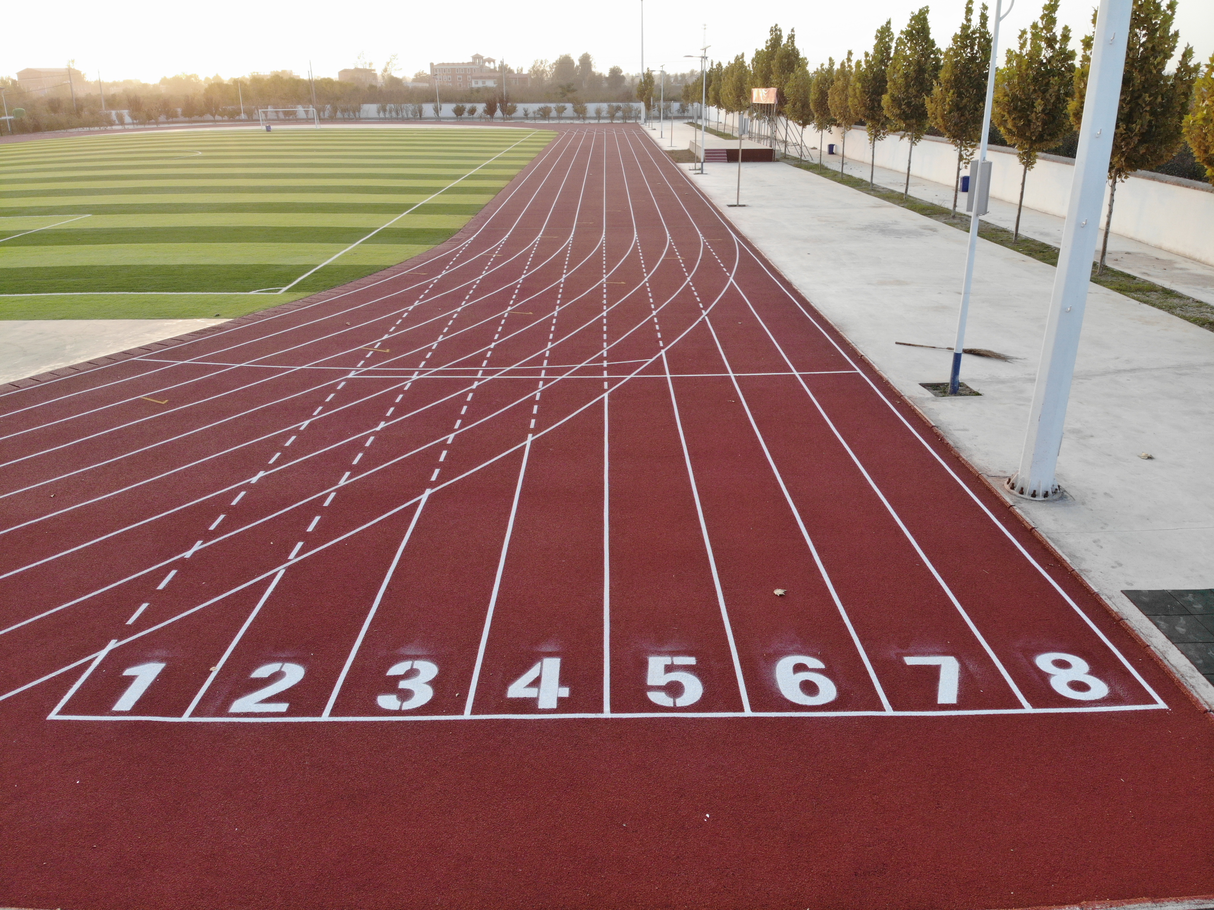 真正的足球场和学校足球场,足球场高大上