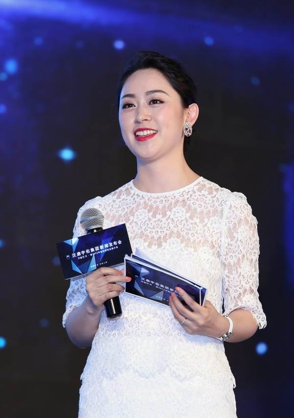 开拖拉机，卖小饰品，浙江80后美女商人凭什么成长为千亿富豪？