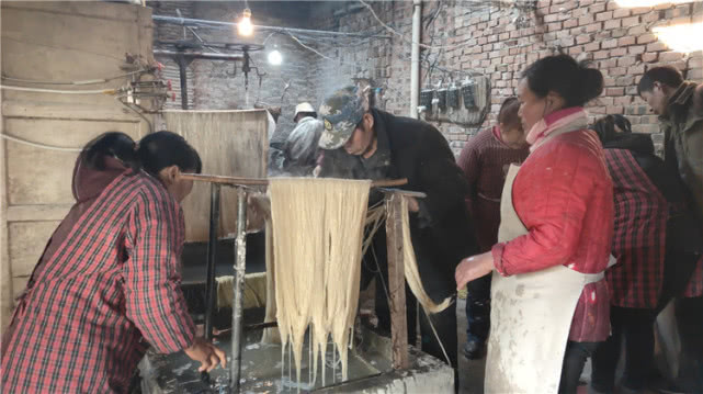 一直不知道淀粉糊怎么漏粉条：看了这个师傅的操作，全靠2锅水