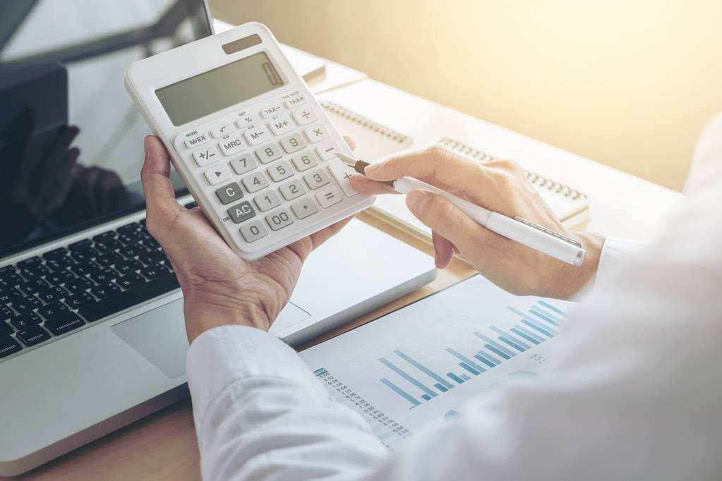 设计师是一个辛苦而不赚钱的行业,设计师为什么很难赚钱