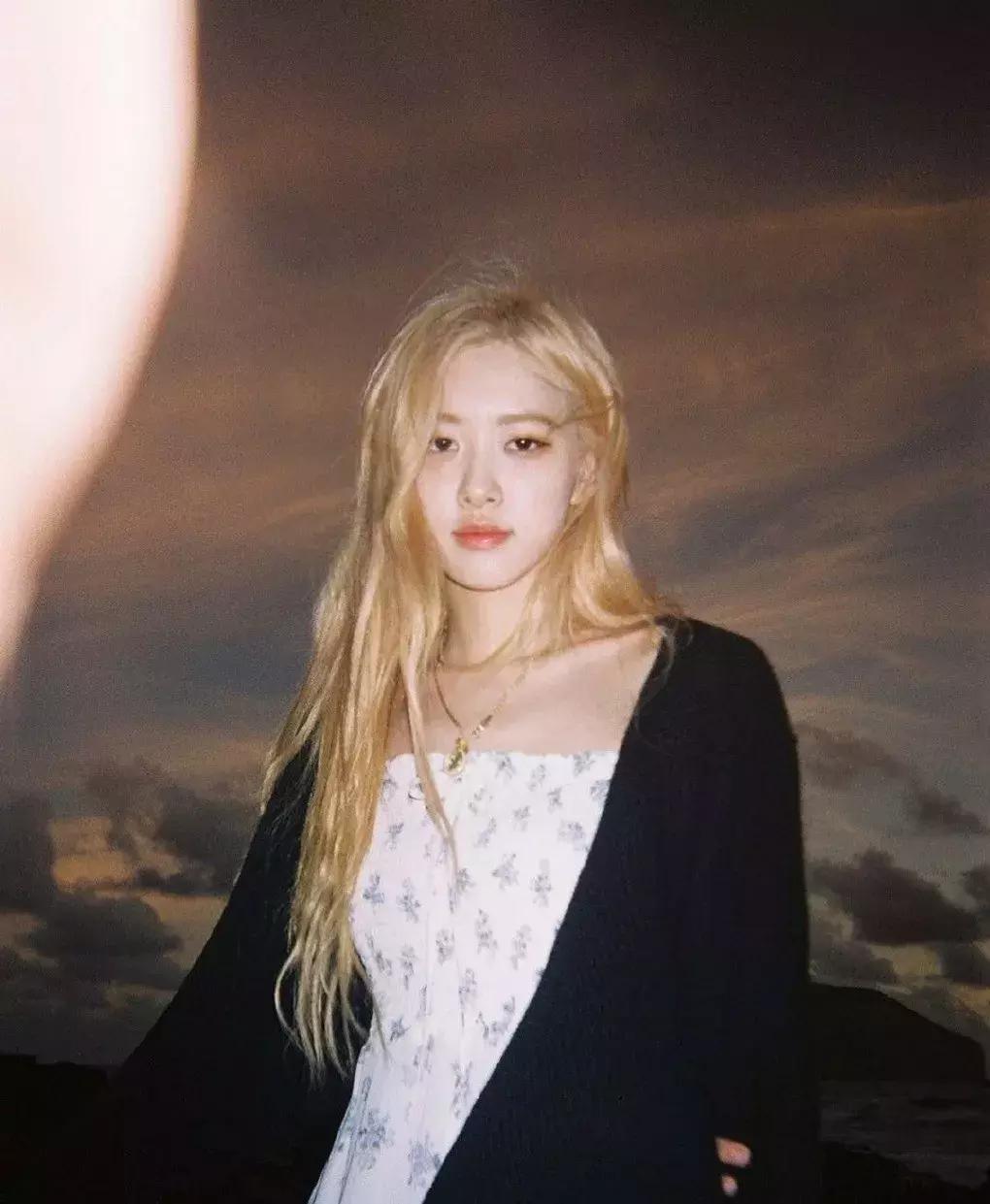 blackpink巴黎时装周lisa是爱豆吗,blackpink七周年绿色lisa衣服