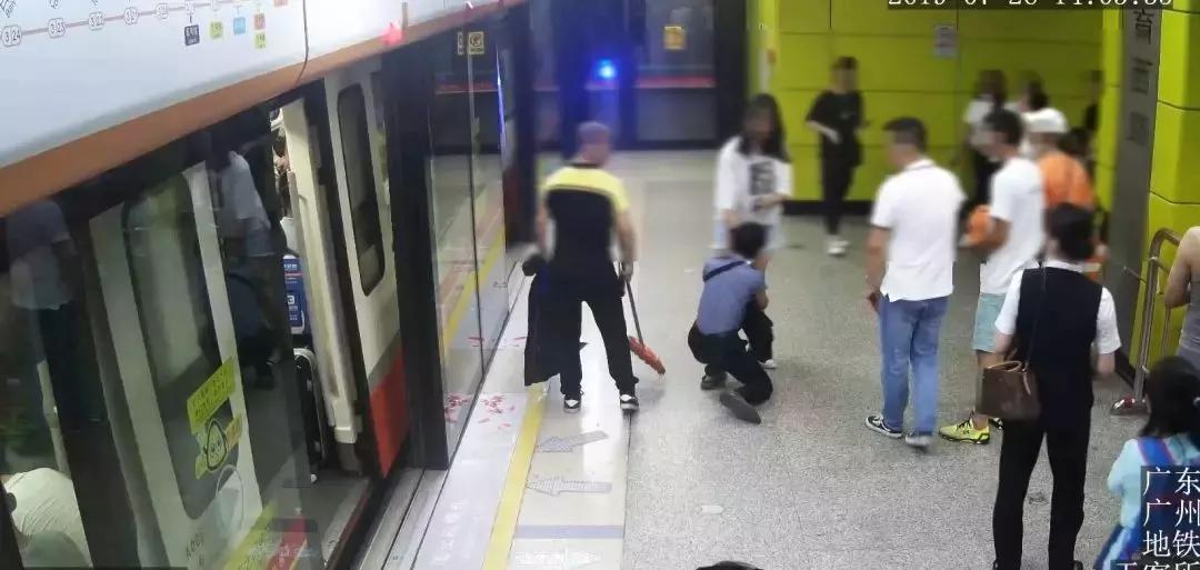 女子地铁霸气抓住男子,广州地铁女子霸气抓男人