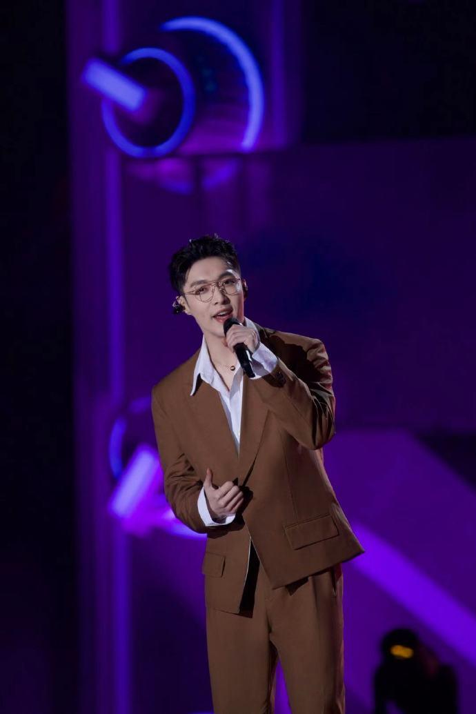 华伦天奴大秀红毯,华伦天奴粉红色红毯