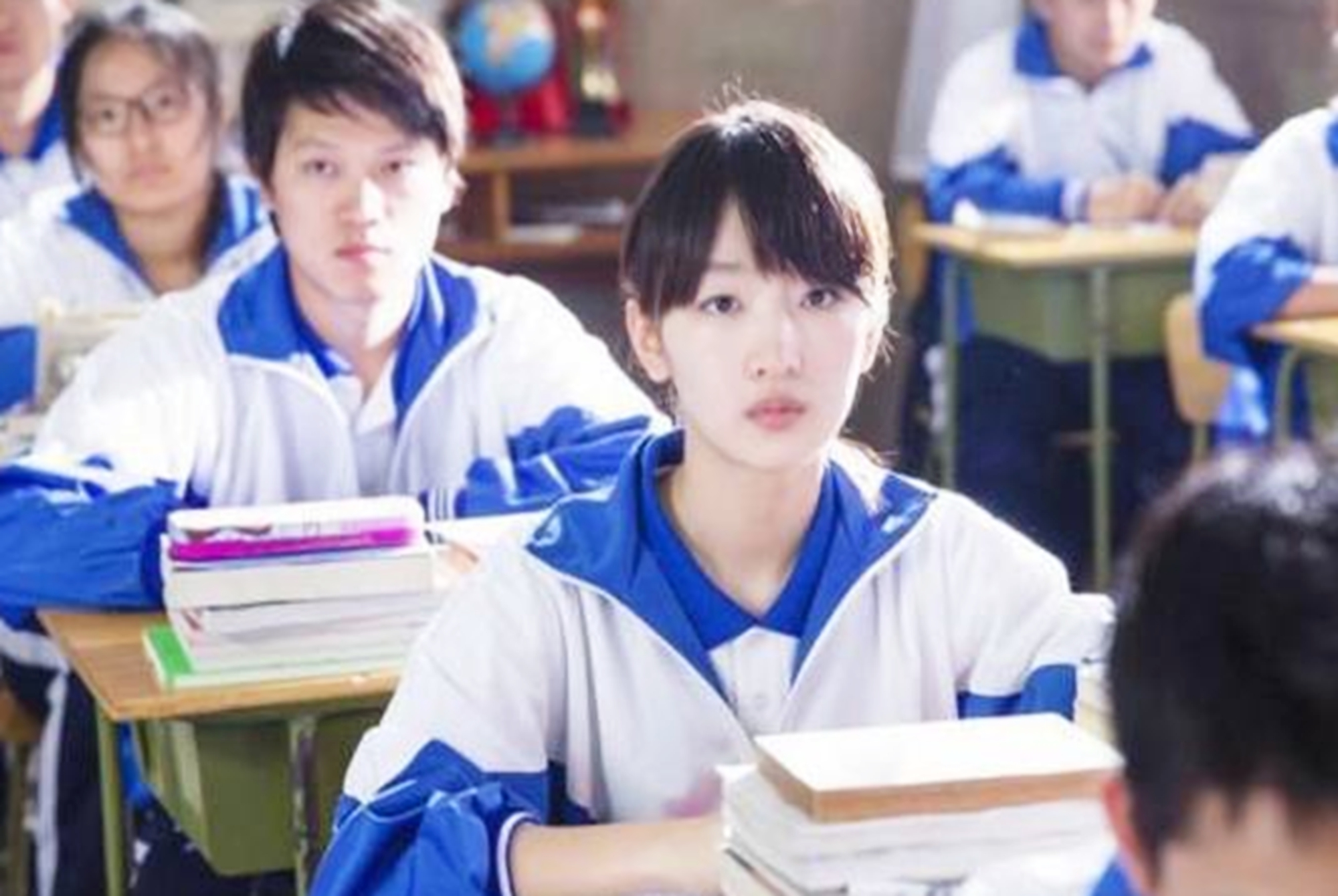 学生攀比校服 (穿校服的中学生攀比之风盛行)