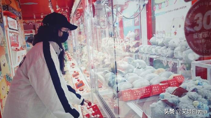 关晓彤鹿晗情侣装灰色笑脸,鹿晗关晓彤北面情侣装