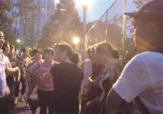 “推你一下怎么了”?熊孩子当街推孕妇,家长强势护犊子惹怒众人