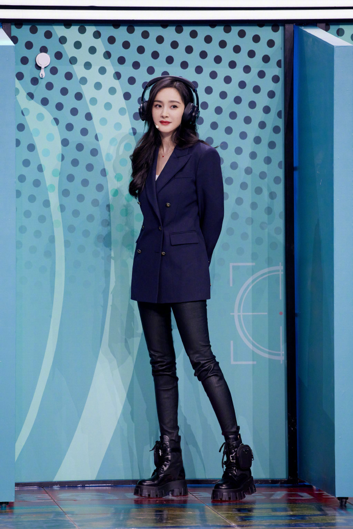 杨幂紧身皮裤穿搭,杨幂穿宽松皮裤