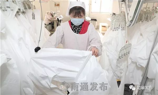 如皋九鼎服装复工率百分百！首批1500件防护服已发往武汉等地！