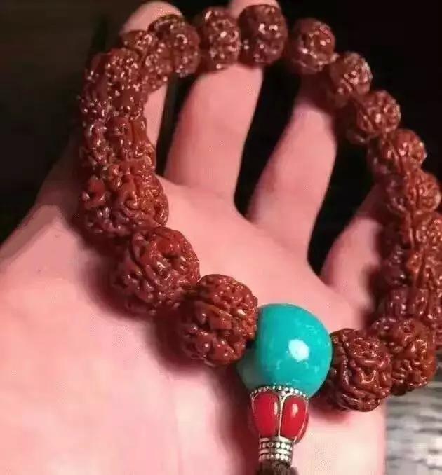 手串配饰是先盘还是先上配饰,沉香手串配饰和无配饰哪个好