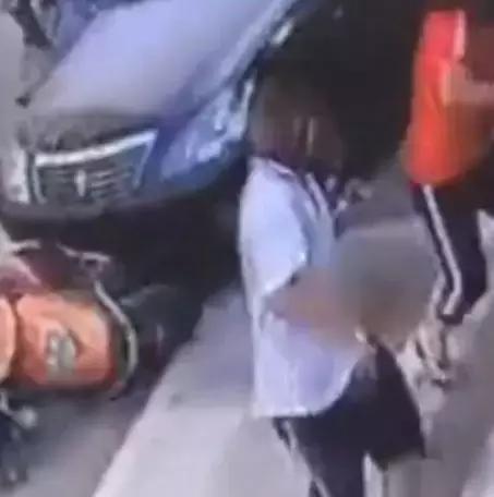 男子深夜酒驾撞上路边车当场惨死,男子酒驾撞人后逃逸巡逻现场实录