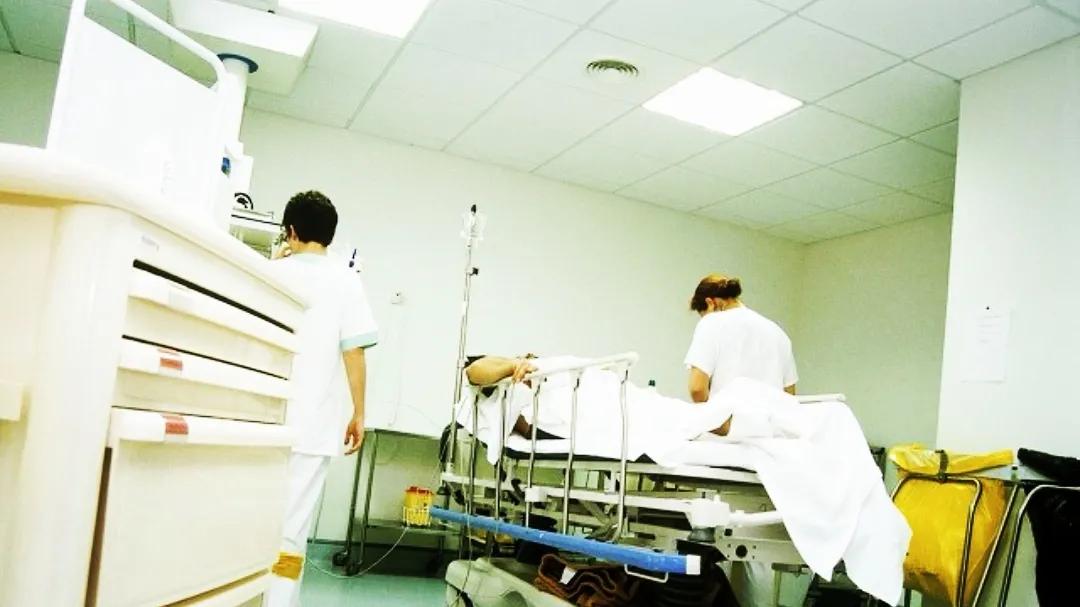 腹痛患者，肌注布桂嗪后发生呼吸心跳骤停，徒手复苏20分钟成功