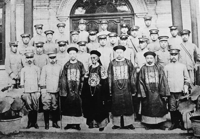 罕见历史照，梦露参加肯尼迪宴会礼服价值百万，伊丽莎白女王登基