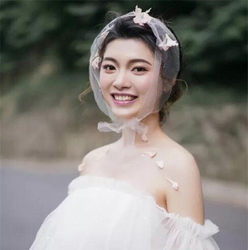 长发及腰的简单大气新娘发型,13款新娘发型最新风格