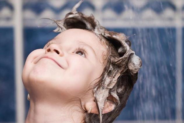 可以给宝宝用艾草洗澡吗,给宝宝洗澡能放几滴风油精吗