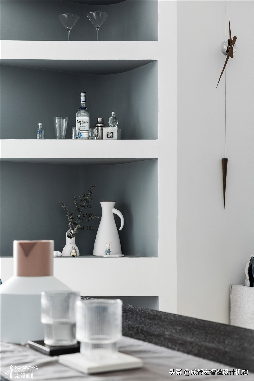 跃层意式极简风背景墙,北欧风电视背景墙小户型