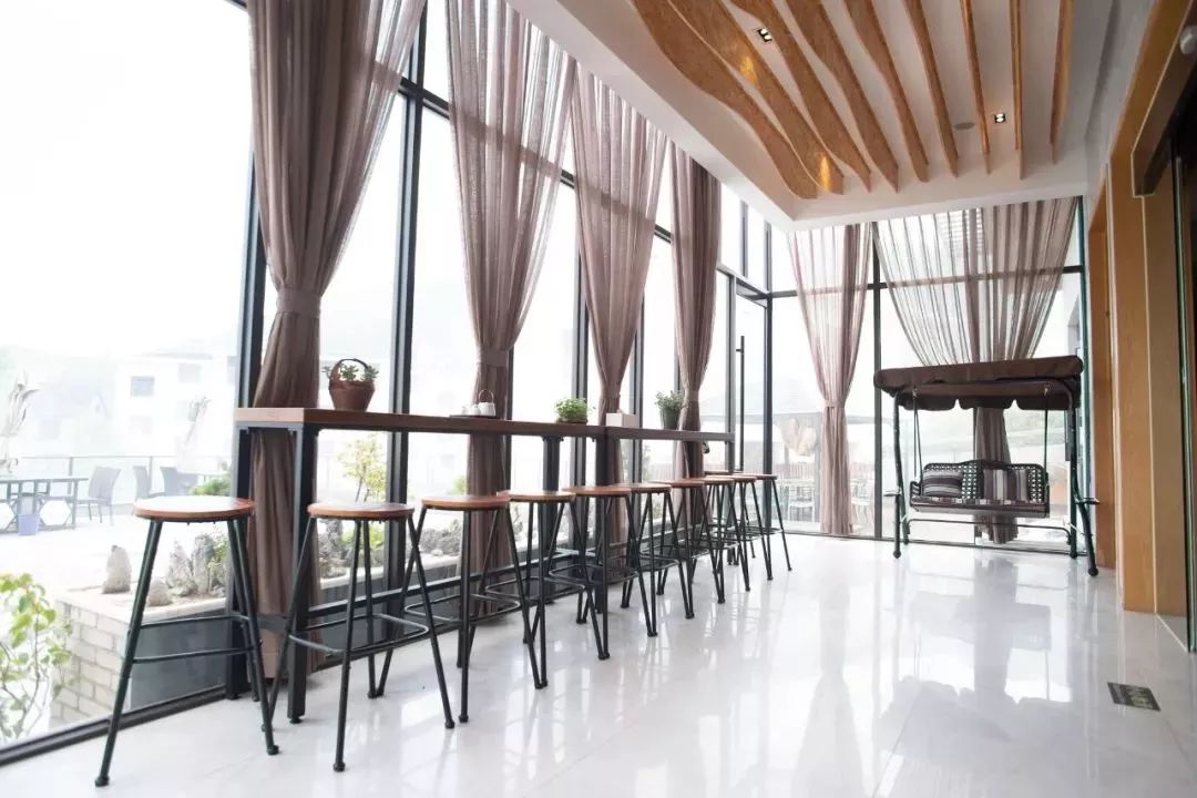 逃离城市躲进山野享受冬日暖阳,安静而美丽的渔村