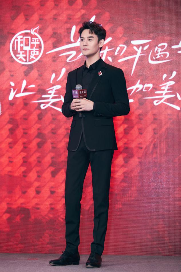 魅力挡不住王凯简约穿搭尽显清爽,王凯简单白色t恤穿出少年感