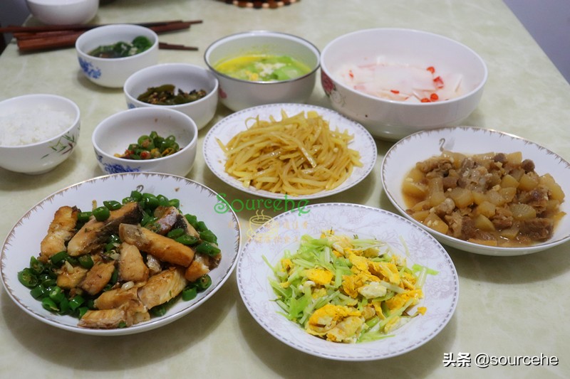 婆婆一天给儿媳做7顿饭,婆婆做的一家五口晚餐四菜