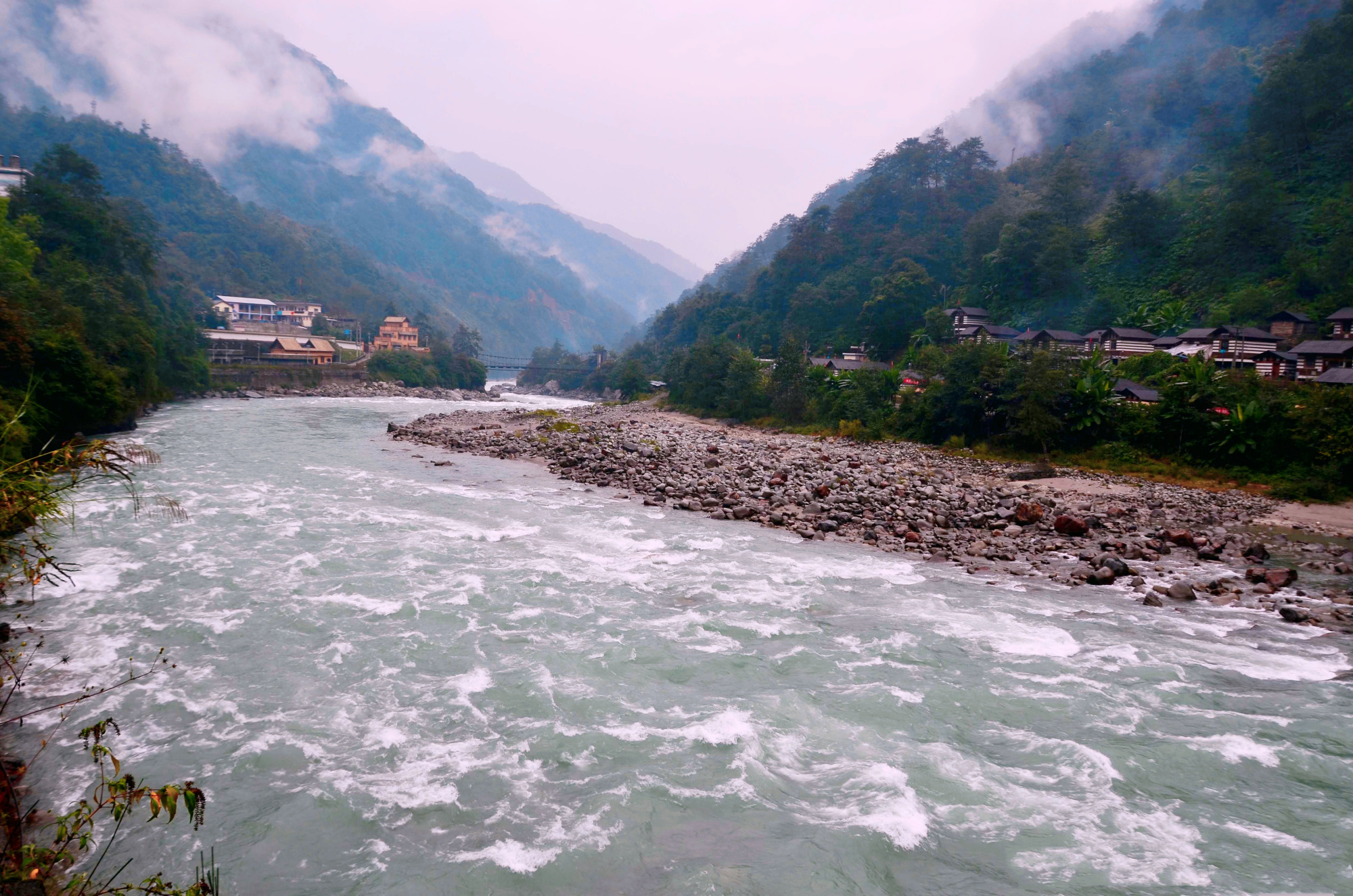河床上布满翡翠的河，村民全天看守，拉动了当地经济