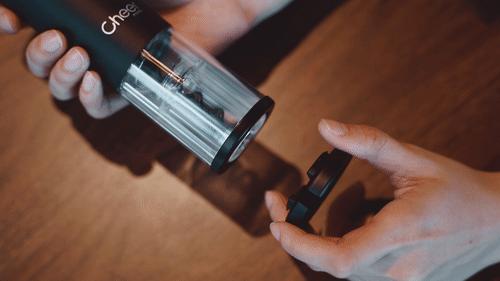 开红酒神器毫不费力的就开动了,有没有不用开瓶机打开红酒的方法