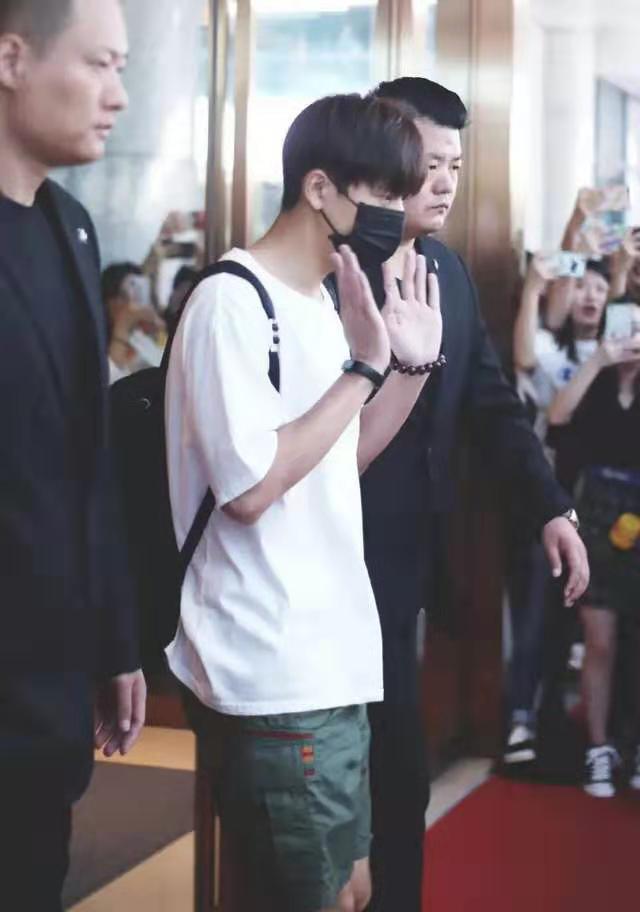 李现白色t配绿色短裤视频,李现的叠穿穿搭时尚又显得帅气