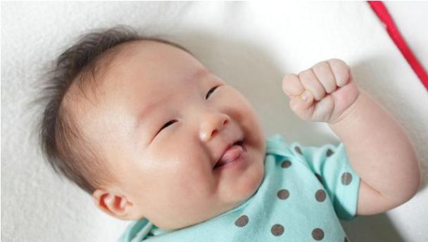 宝宝像尿颤一样的摇头是怎么回事,宝宝八个月摇头像拨浪鼓怎么回事