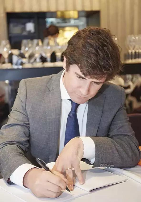 他来自700年历史的干邑家族，把古老的香槟Gosset在亚洲发扬光大