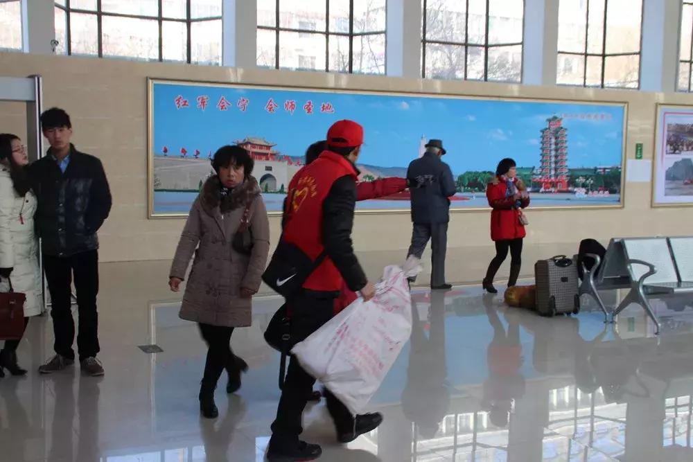 白银:爱心志愿者成为汽车站春运一道最亮风景线