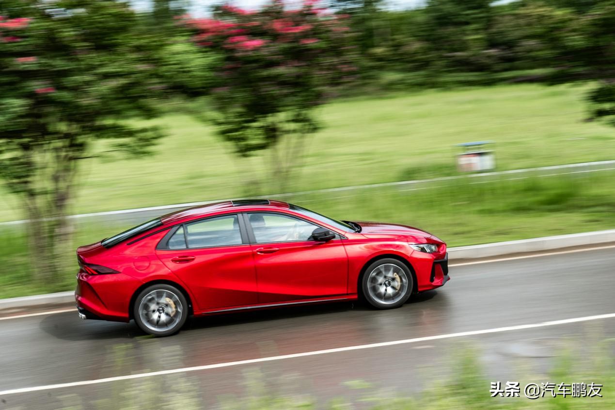 广汽传祺影豹j15和j16区别,广汽传祺影豹2022款新车报价