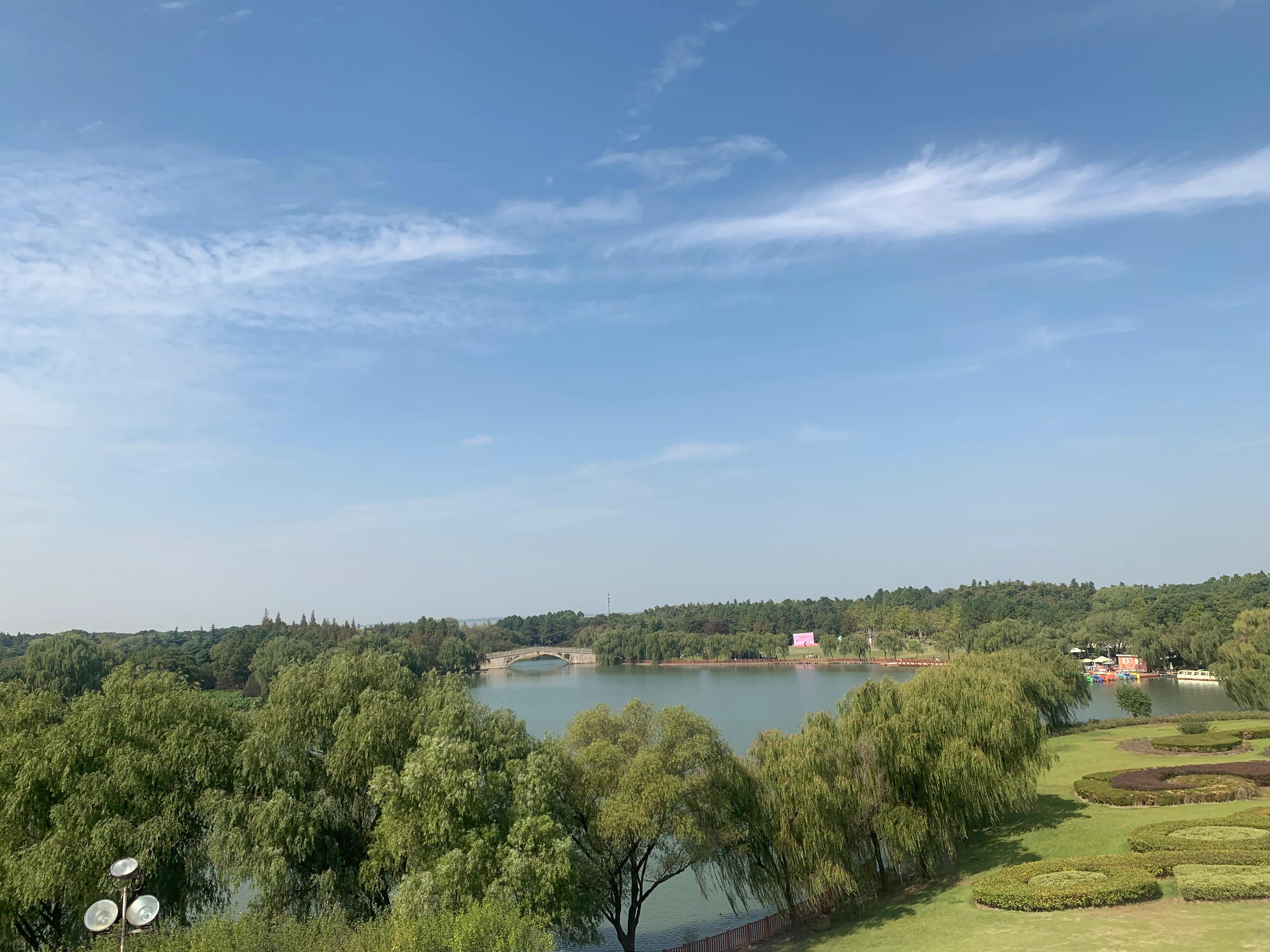 军事迷参观坦克,东方绿舟军事